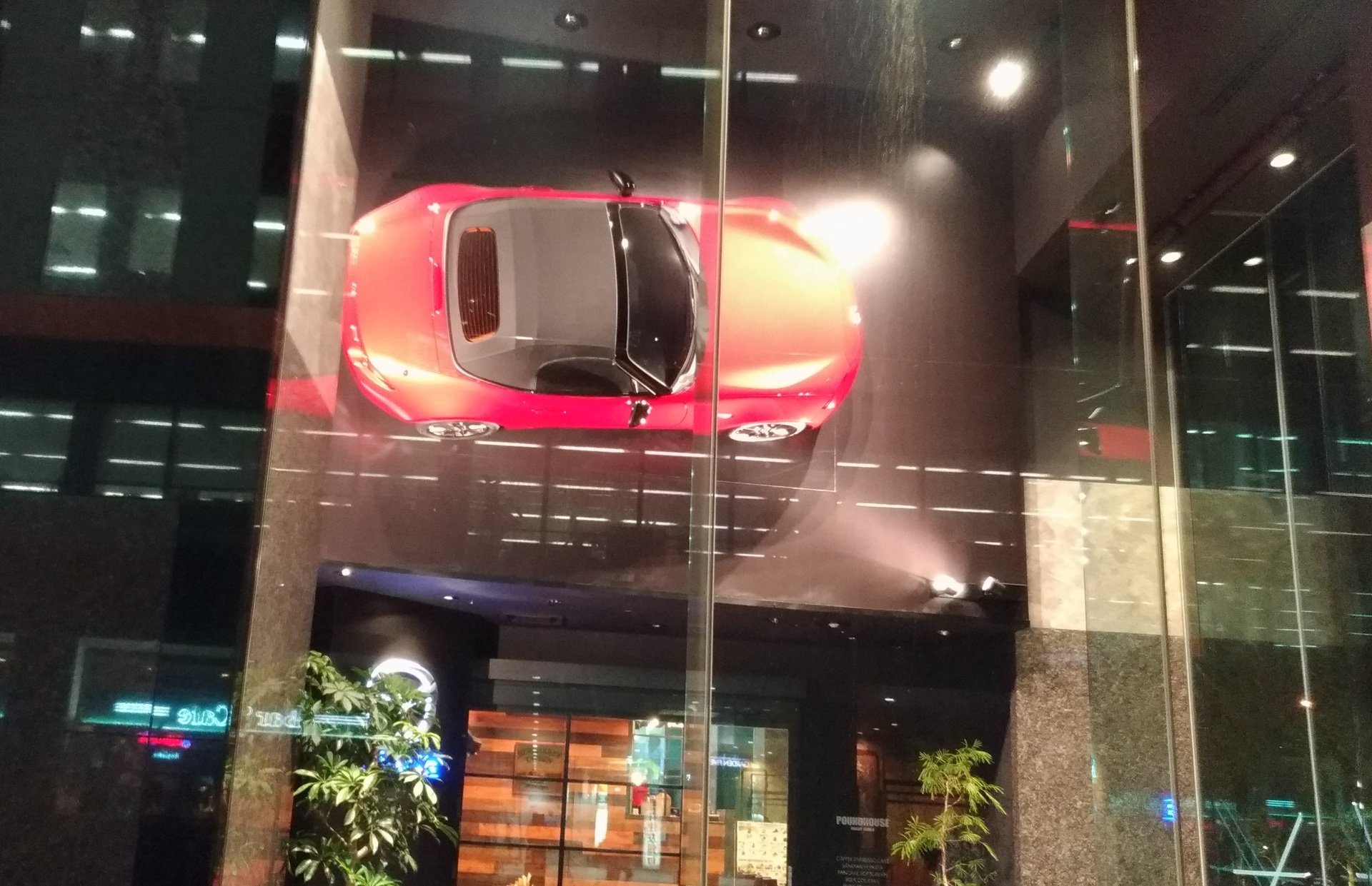梅田スカイビル マツダ自動車の展示大阪の名所で車好きおすすめ 大阪市北区中津 賃貸マンションで一人暮らし始めてみました